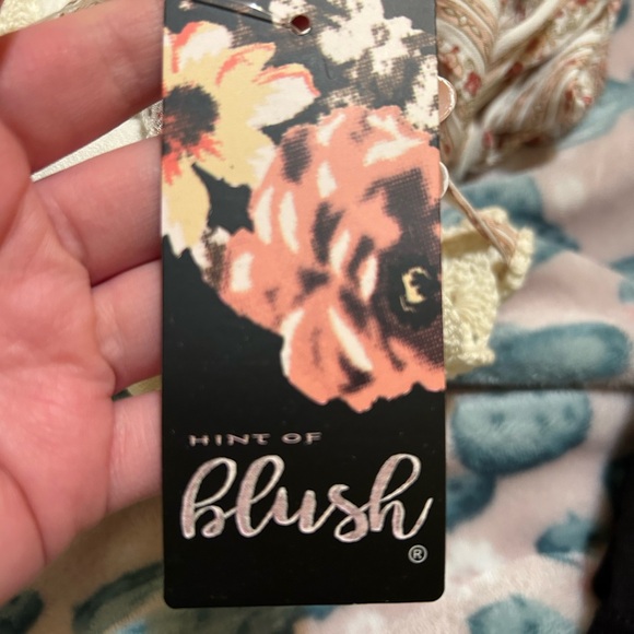 A hint of Blush juniors romper new with tags - Picture 10 of 11